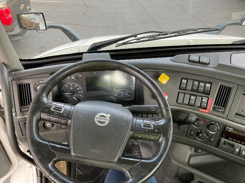 Day Cab Tractor-Heavy Duty Tractors-Volvo-2020-VNR64300-Sacramento-CA-517,949\n\t\tmiles-$ 36,250 - Image 10