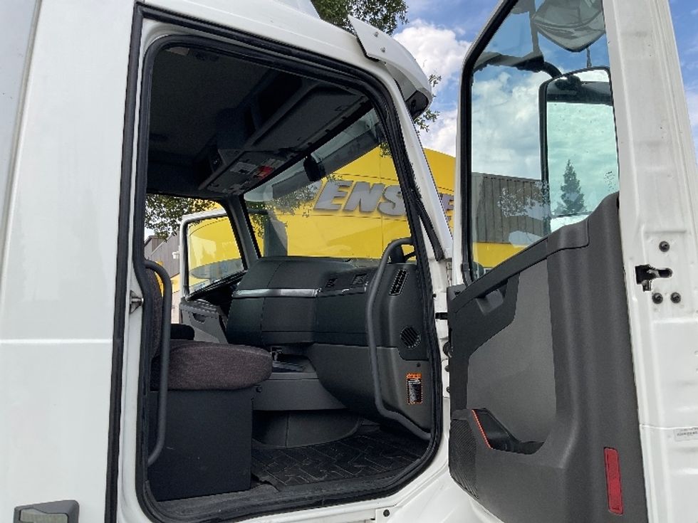 Day Cab Tractor-Heavy Duty Tractors-Volvo-2020-VNR64300-Sacramento-CA-517,949\n\t\tmiles-$ 36,250 - Image 11
