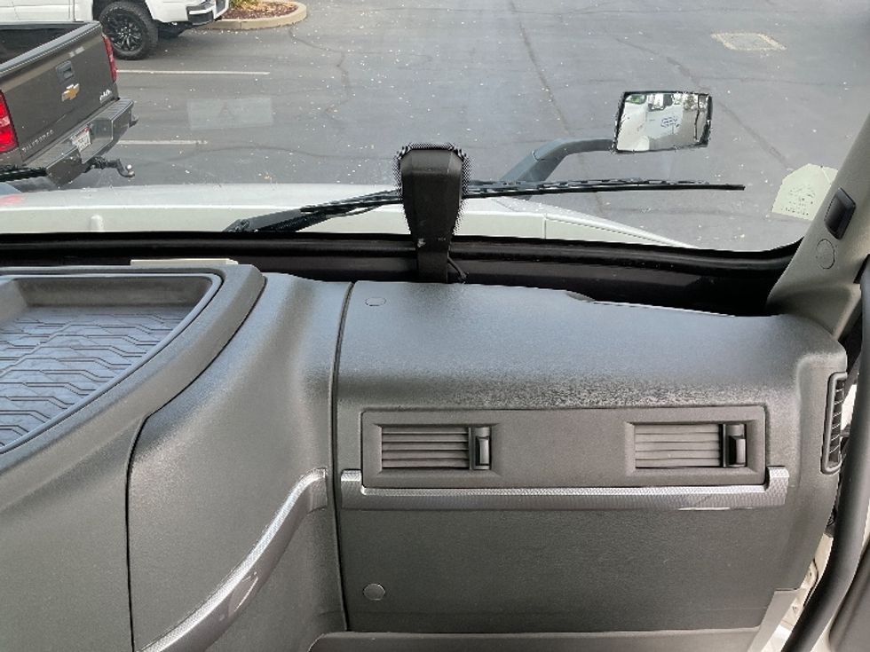 Day Cab Tractor-Heavy Duty Tractors-Volvo-2020-VNR64300-Sacramento-CA-517,949\n\t\tmiles-$ 36,250 - Image 12