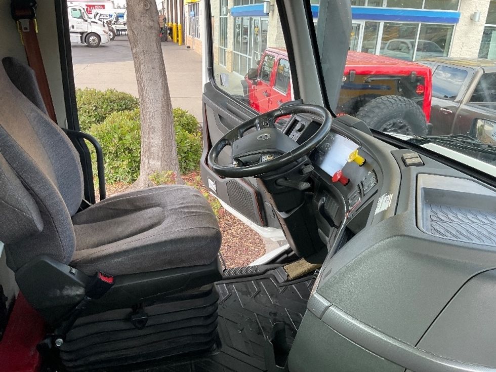 Day Cab Tractor-Heavy Duty Tractors-Volvo-2020-VNR64300-Sacramento-CA-517,949\n\t\tmiles-$ 36,250 - Image 13