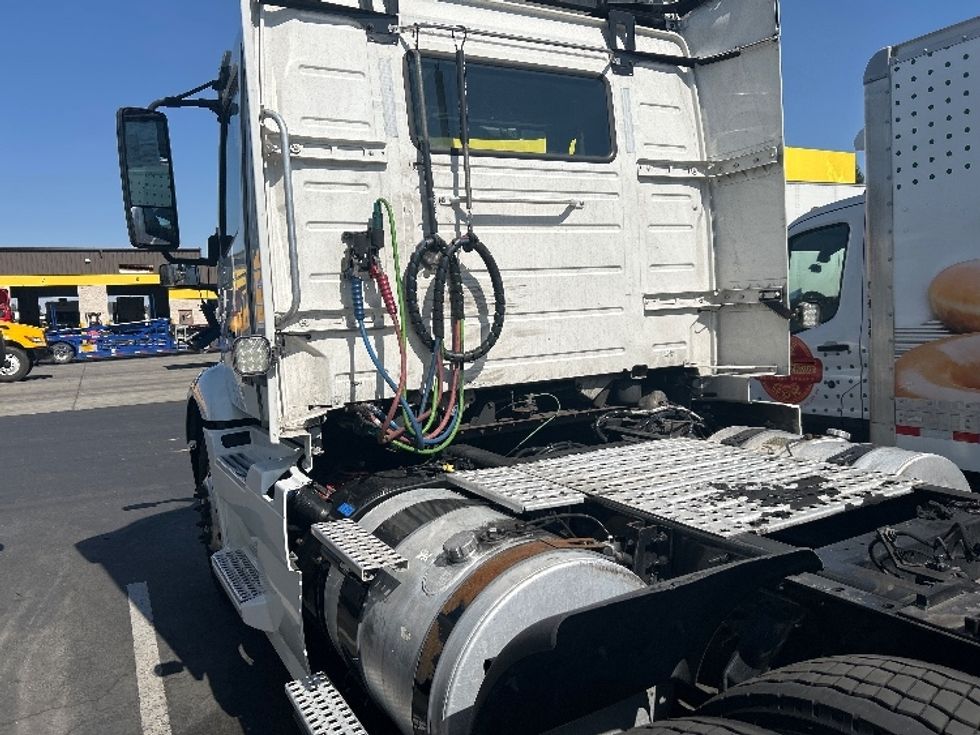 Day Cab Tractor-Heavy Duty Tractors-Volvo-2020-VNR64300-Sacramento-CA-517,949\n\t\tmiles-$ 36,250 - Image 16