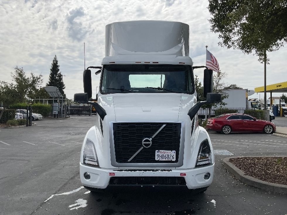 Day Cab Tractor-Heavy Duty Tractors-Volvo-2020-VNR64300-Sacramento-CA-517,949\n\t\tmiles-$ 36,250 - Image 2