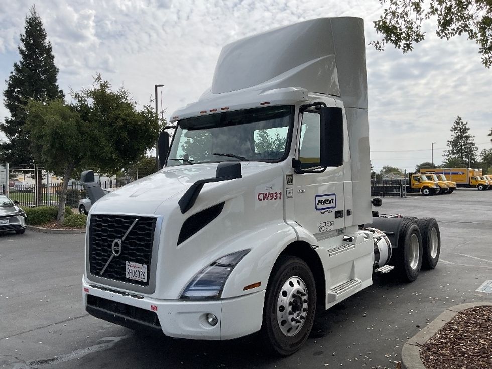 Day Cab Tractor-Heavy Duty Tractors-Volvo-2020-VNR64300-Sacramento-CA-517,949\n\t\tmiles-$ 36,250 - Image 3