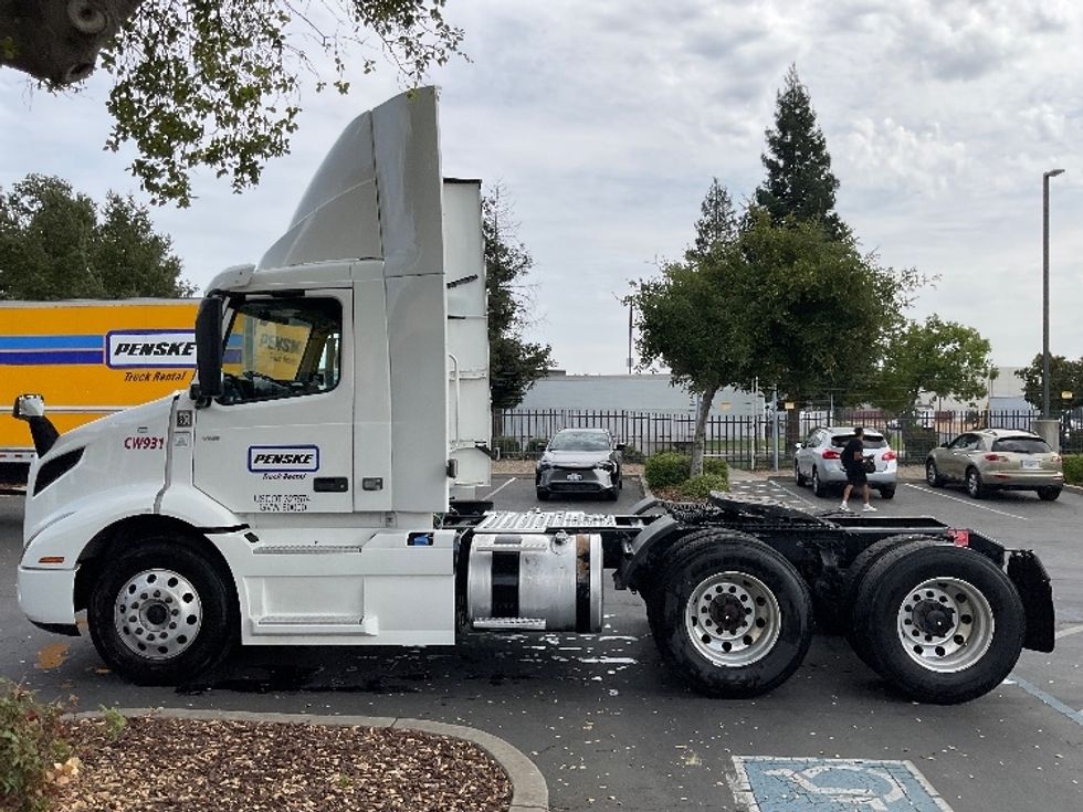 Day Cab Tractor-Heavy Duty Tractors-Volvo-2020-VNR64300-Sacramento-CA-517,949\n\t\tmiles-$ 36,250 - Image 4