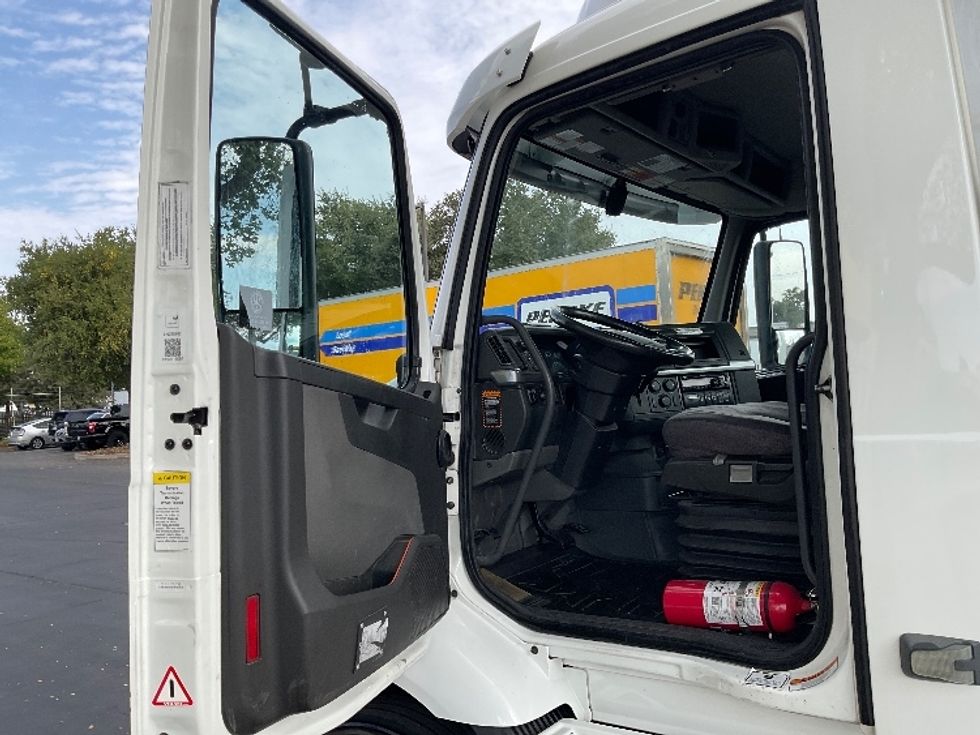 Day Cab Tractor-Heavy Duty Tractors-Volvo-2020-VNR64300-Sacramento-CA-517,949\n\t\tmiles-$ 36,250 - Image 8