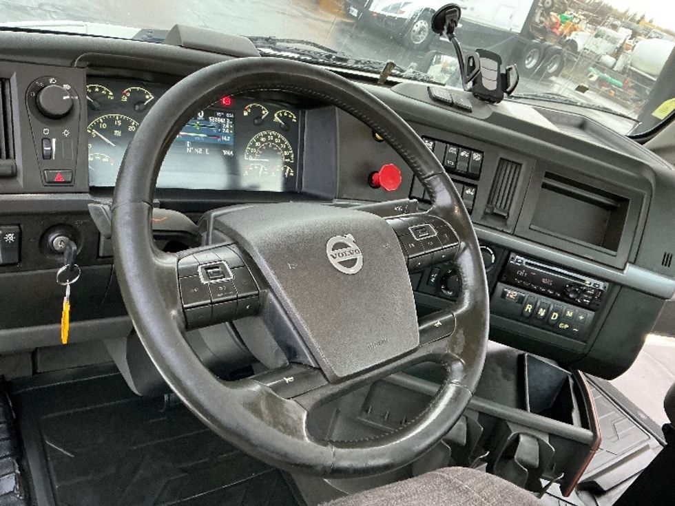 Day Cab Tractor-Heavy Duty Tractors-Volvo-2020-VNR64300-Sacramento-CA-522,860\n\t\tmiles-$ 36,500 - Image 11