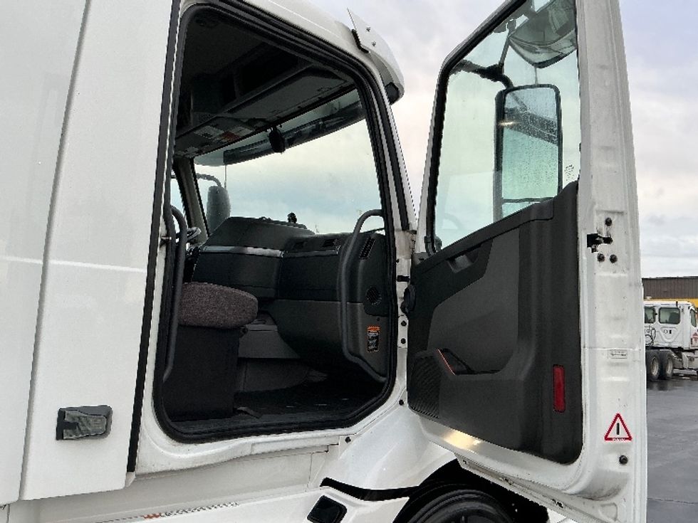 Day Cab Tractor-Heavy Duty Tractors-Volvo-2020-VNR64300-Sacramento-CA-522,860\n\t\tmiles-$ 36,500 - Image 12