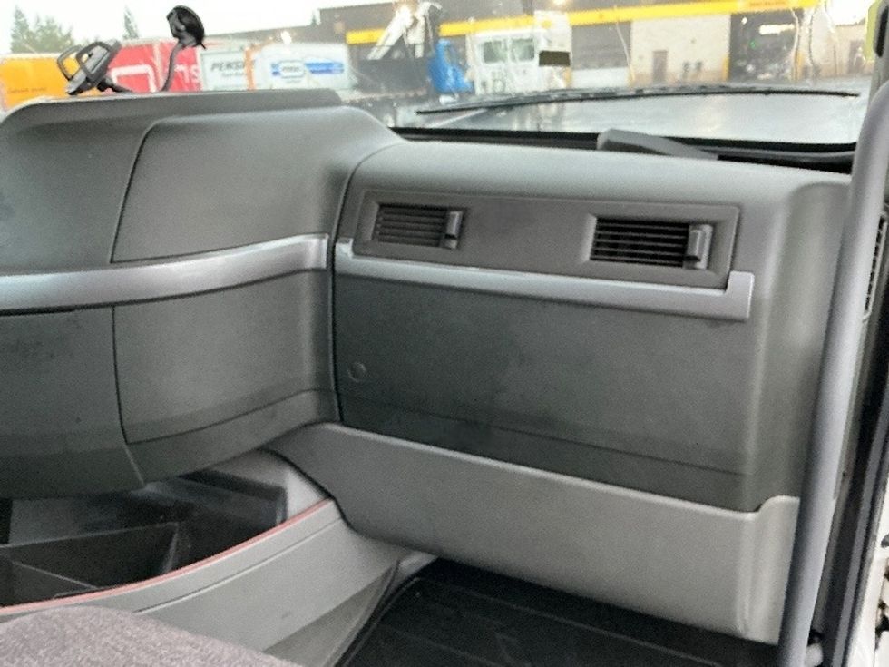 Day Cab Tractor-Heavy Duty Tractors-Volvo-2020-VNR64300-Sacramento-CA-522,860\n\t\tmiles-$ 36,500 - Image 13