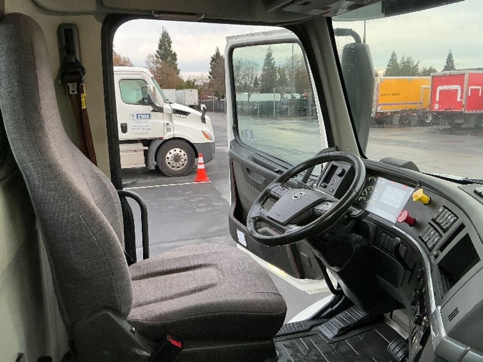 Day Cab Tractor-Heavy Duty Tractors-Volvo-2020-VNR64300-Sacramento-CA-522,860\n\t\tmiles-$ 36,500 - Image 14