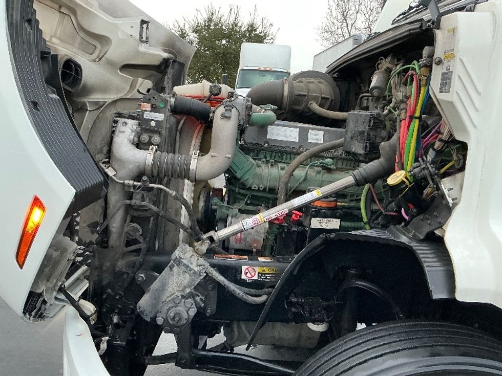 Day Cab Tractor-Heavy Duty Tractors-Volvo-2020-VNR64300-Sacramento-CA-522,860\n\t\tmiles-$ 36,500 - Image 16