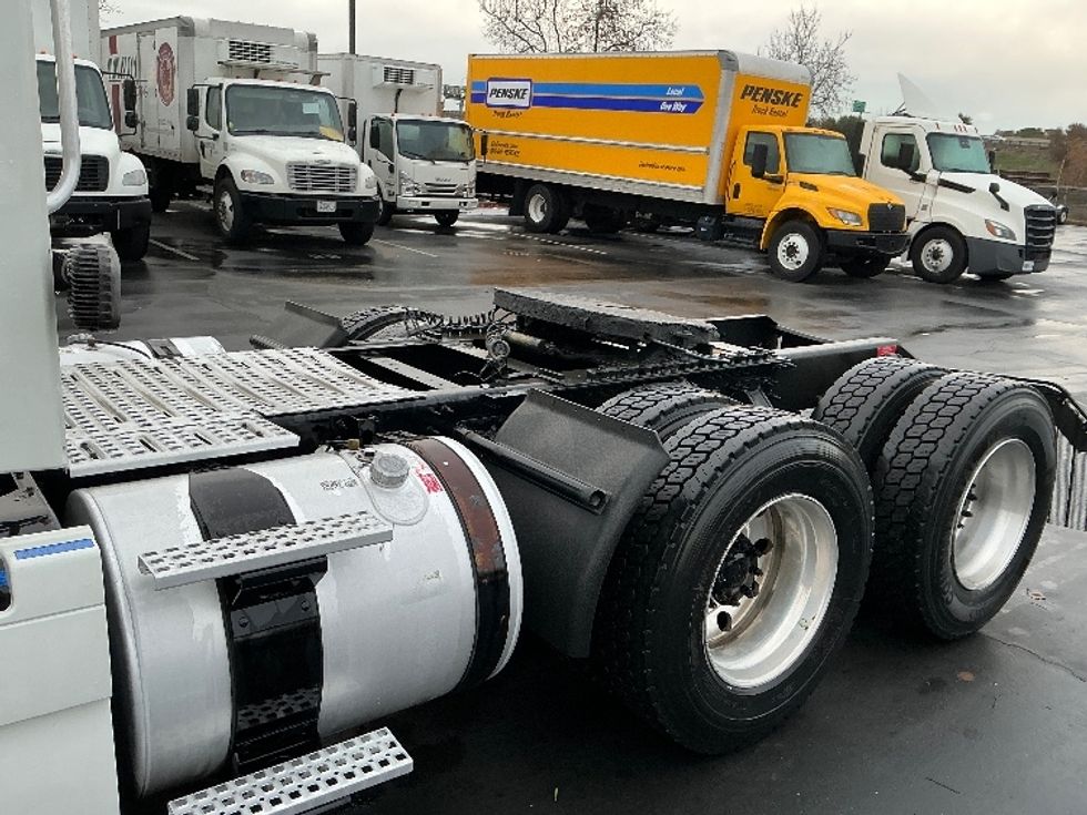 Day Cab Tractor-Heavy Duty Tractors-Volvo-2020-VNR64300-Sacramento-CA-522,860\n\t\tmiles-$ 36,500 - Image 18