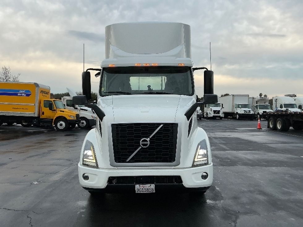 Day Cab Tractor-Heavy Duty Tractors-Volvo-2020-VNR64300-Sacramento-CA-522,860\n\t\tmiles-$ 36,500 - Image 2