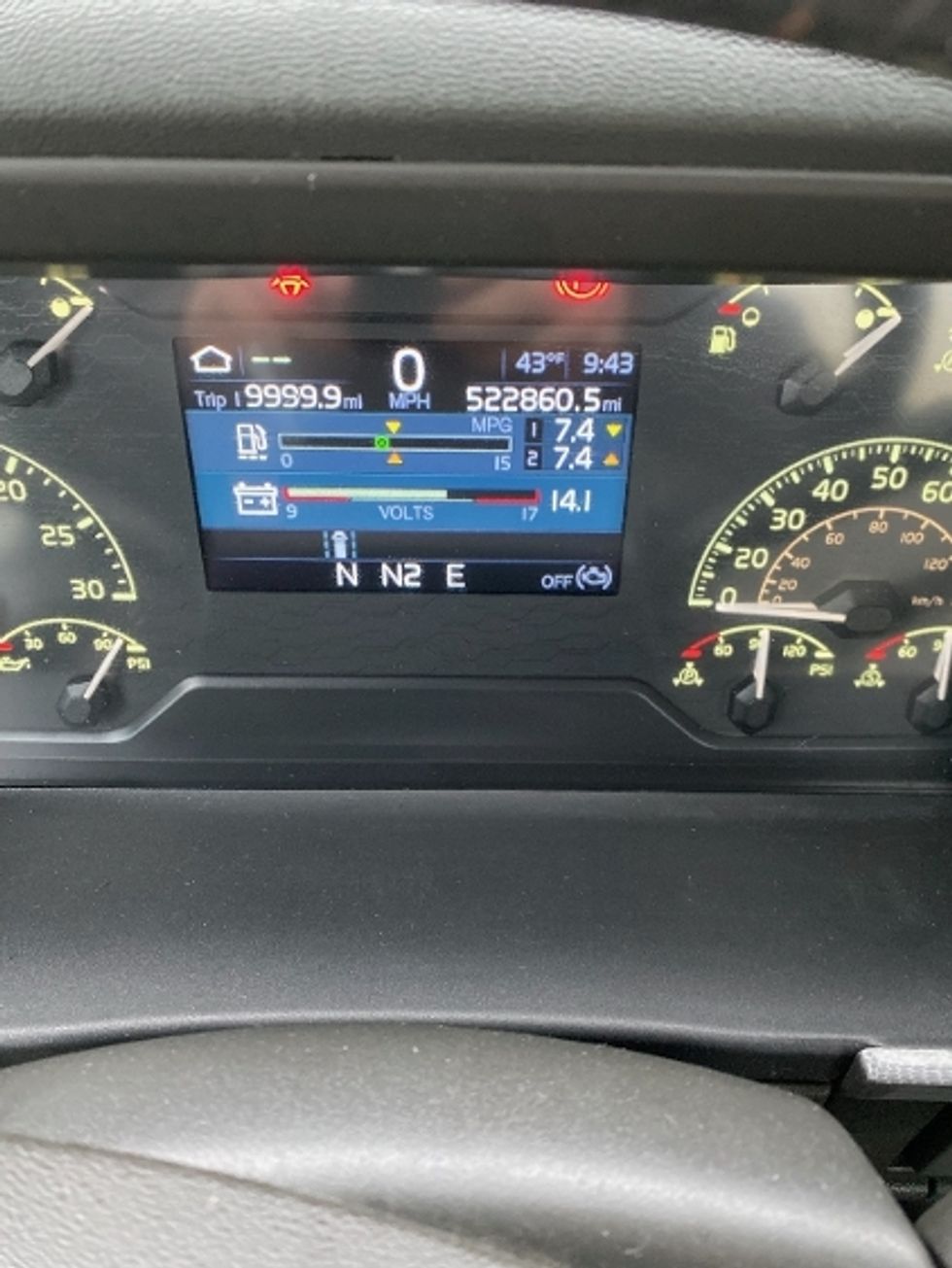 Day Cab Tractor-Heavy Duty Tractors-Volvo-2020-VNR64300-Sacramento-CA-522,860\n\t\tmiles-$ 36,500 - Image 24