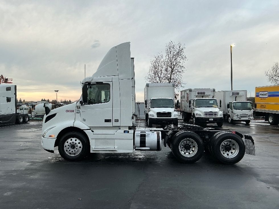 Day Cab Tractor-Heavy Duty Tractors-Volvo-2020-VNR64300-Sacramento-CA-522,860\n\t\tmiles-$ 36,500 - Image 4