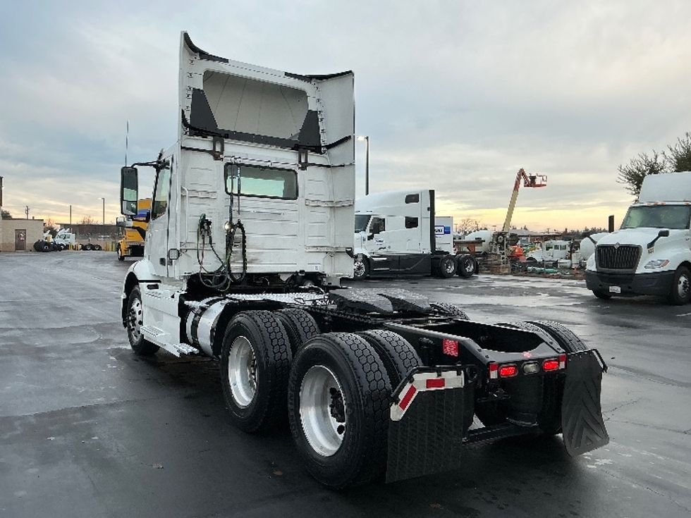 Day Cab Tractor-Heavy Duty Tractors-Volvo-2020-VNR64300-Sacramento-CA-522,860\n\t\tmiles-$ 36,500 - Image 5