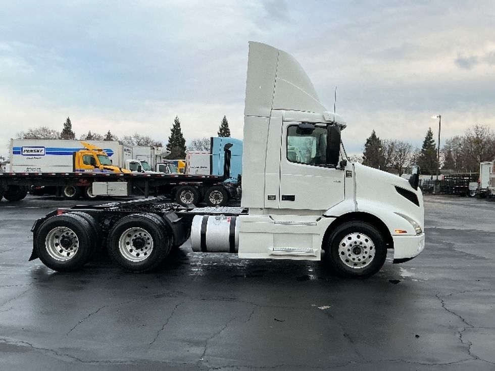 Day Cab Tractor-Heavy Duty Tractors-Volvo-2020-VNR64300-Sacramento-CA-522,860\n\t\tmiles-$ 36,500 - Image 8