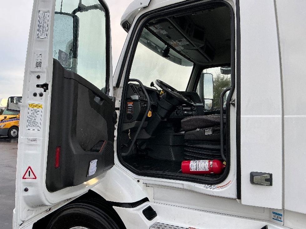 Day Cab Tractor-Heavy Duty Tractors-Volvo-2020-VNR64300-Sacramento-CA-522,860\n\t\tmiles-$ 36,500 - Image 9