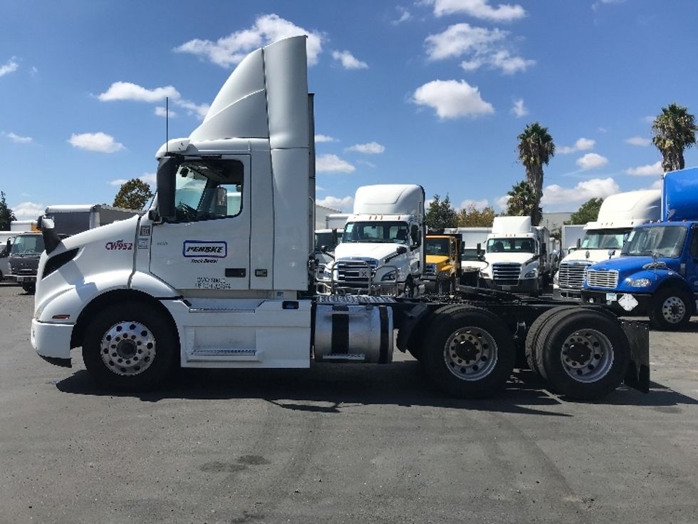 Day Cab Tractor-Heavy Duty Tractors-Volvo-2020-VNR64300-Sacramento-CA-527,375\n\t\tmiles-$ 36,000 - Image 4