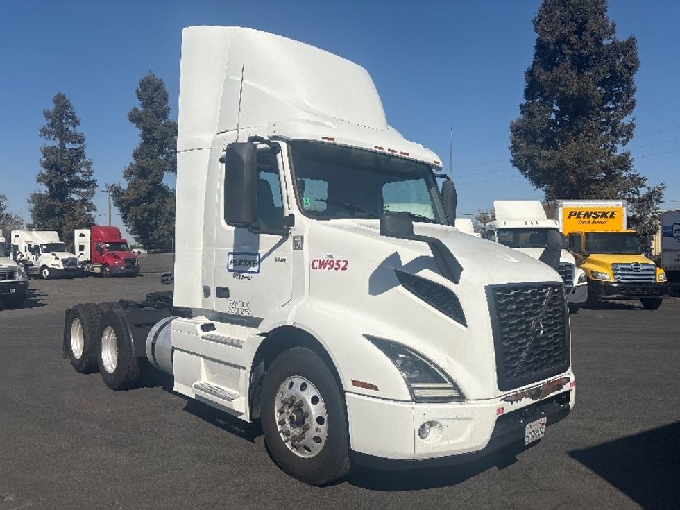 Day Cab Tractor-Heavy Duty Tractors-Volvo-2020-VNR64300-Sacramento-CA-557,008\n\t\tmiles-$ 35,000 - Image 1