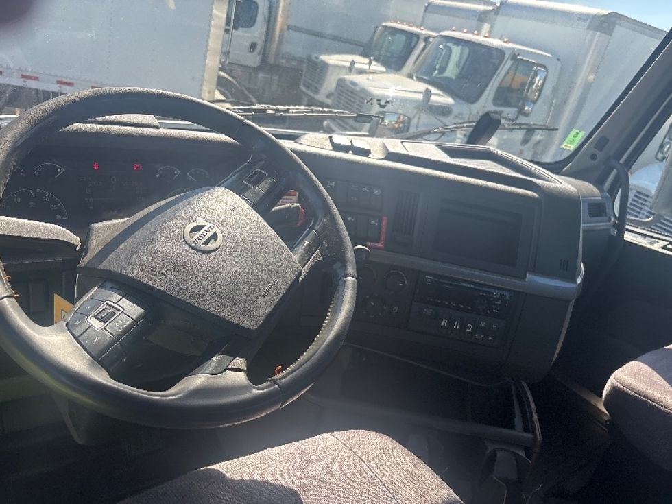 Day Cab Tractor-Heavy Duty Tractors-Volvo-2020-VNR64300-Sacramento-CA-557,008\n\t\tmiles-$ 35,000 - Image 11