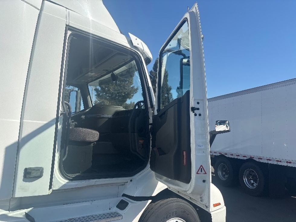 Day Cab Tractor-Heavy Duty Tractors-Volvo-2020-VNR64300-Sacramento-CA-557,008\n\t\tmiles-$ 35,000 - Image 12