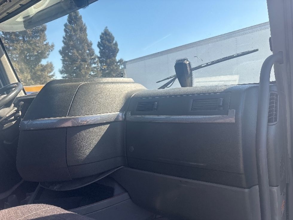 Day Cab Tractor-Heavy Duty Tractors-Volvo-2020-VNR64300-Sacramento-CA-557,008\n\t\tmiles-$ 35,000 - Image 13