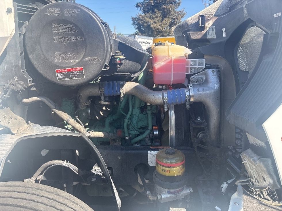 Day Cab Tractor-Heavy Duty Tractors-Volvo-2020-VNR64300-Sacramento-CA-557,008\n\t\tmiles-$ 35,000 - Image 15