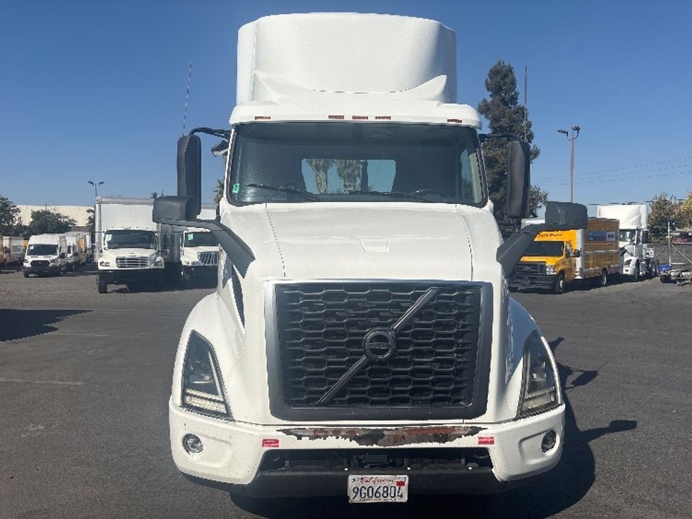 Day Cab Tractor-Heavy Duty Tractors-Volvo-2020-VNR64300-Sacramento-CA-557,008\n\t\tmiles-$ 35,000 - Image 2
