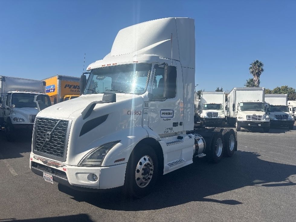 Day Cab Tractor-Heavy Duty Tractors-Volvo-2020-VNR64300-Sacramento-CA-557,008\n\t\tmiles-$ 35,000 - Image 3