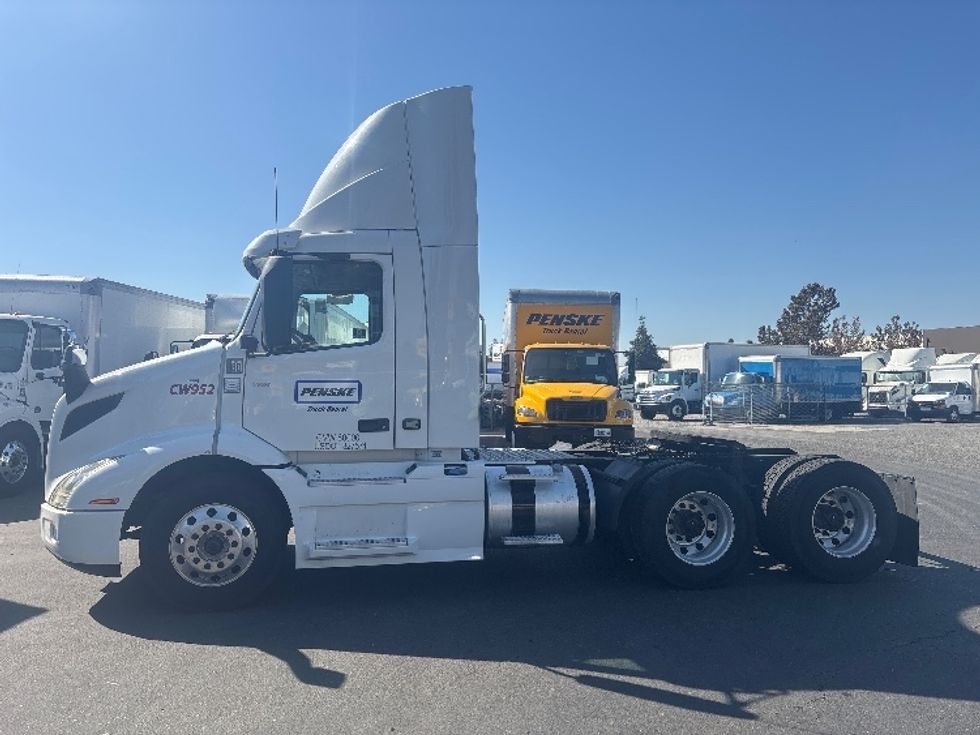 Day Cab Tractor-Heavy Duty Tractors-Volvo-2020-VNR64300-Sacramento-CA-557,008\n\t\tmiles-$ 35,000 - Image 4
