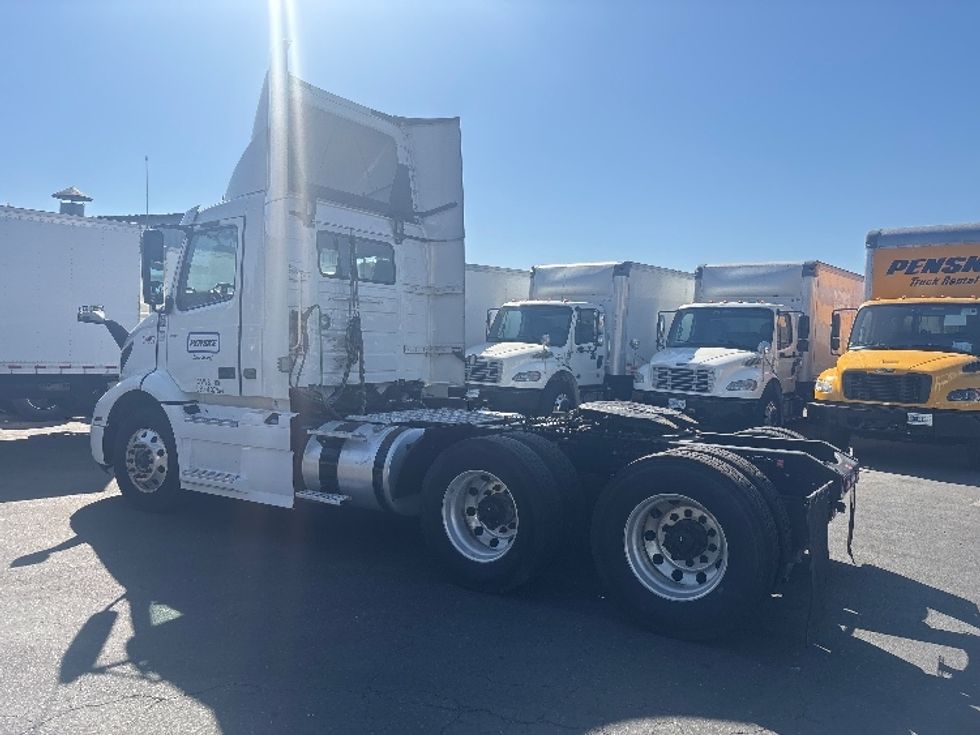 Day Cab Tractor-Heavy Duty Tractors-Volvo-2020-VNR64300-Sacramento-CA-557,008\n\t\tmiles-$ 35,000 - Image 5