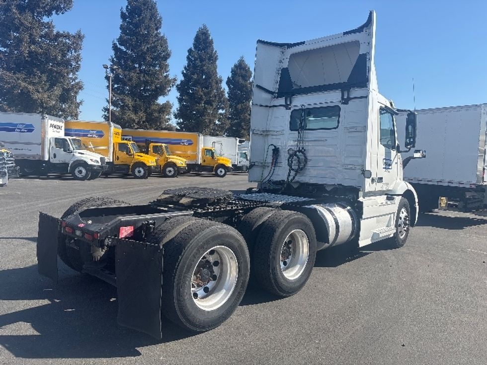 Day Cab Tractor-Heavy Duty Tractors-Volvo-2020-VNR64300-Sacramento-CA-557,008\n\t\tmiles-$ 35,000 - Image 7