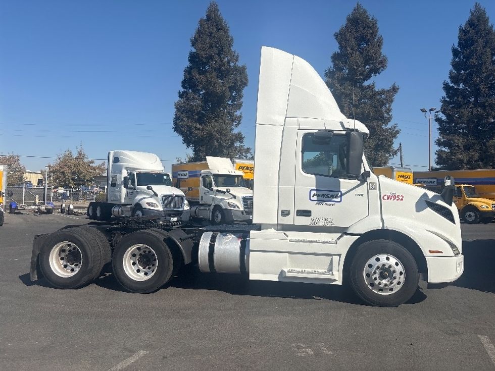 Day Cab Tractor-Heavy Duty Tractors-Volvo-2020-VNR64300-Sacramento-CA-557,008\n\t\tmiles-$ 35,000 - Image 8