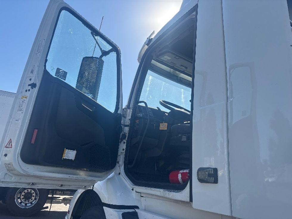 Day Cab Tractor-Heavy Duty Tractors-Volvo-2020-VNR64300-Sacramento-CA-557,008\n\t\tmiles-$ 35,000 - Image 9