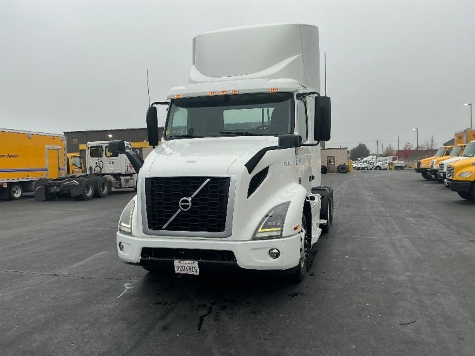 Day Cab Tractor-Heavy Duty Tractors-Volvo-2020-VNR64300-Sacramento-CA-562,635\n\t\tmiles-$ 32,750 - Image 1