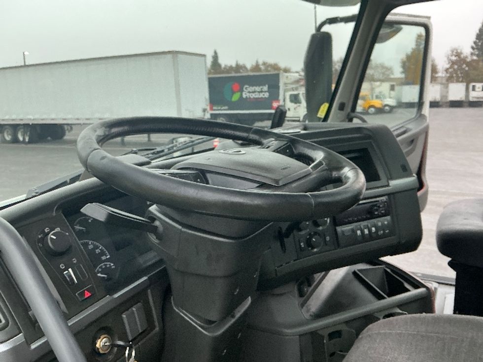 Day Cab Tractor-Heavy Duty Tractors-Volvo-2020-VNR64300-Sacramento-CA-562,635\n\t\tmiles-$ 32,750 - Image 10