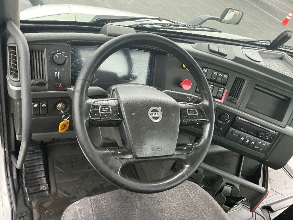 Day Cab Tractor-Heavy Duty Tractors-Volvo-2020-VNR64300-Sacramento-CA-562,635\n\t\tmiles-$ 32,750 - Image 11