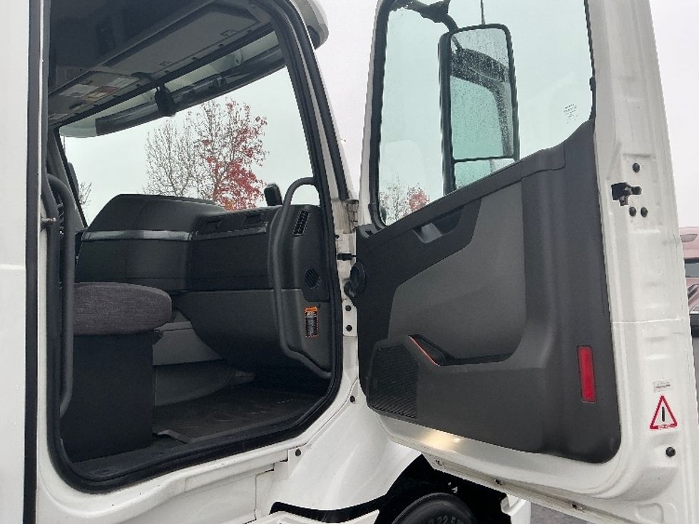 Day Cab Tractor-Heavy Duty Tractors-Volvo-2020-VNR64300-Sacramento-CA-562,635\n\t\tmiles-$ 32,750 - Image 12