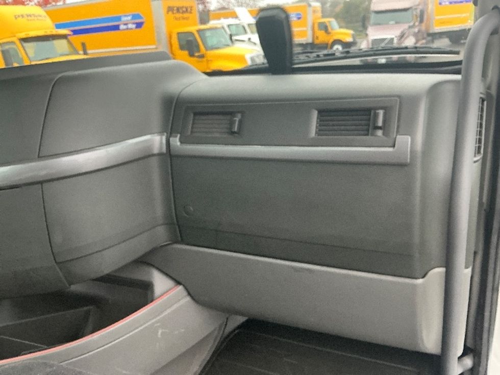 Day Cab Tractor-Heavy Duty Tractors-Volvo-2020-VNR64300-Sacramento-CA-562,635\n\t\tmiles-$ 32,750 - Image 13