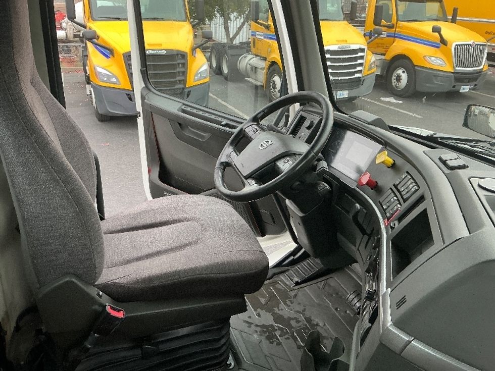 Day Cab Tractor-Heavy Duty Tractors-Volvo-2020-VNR64300-Sacramento-CA-562,635\n\t\tmiles-$ 32,750 - Image 14