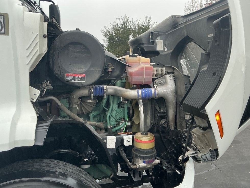 Day Cab Tractor-Heavy Duty Tractors-Volvo-2020-VNR64300-Sacramento-CA-562,635\n\t\tmiles-$ 32,750 - Image 15