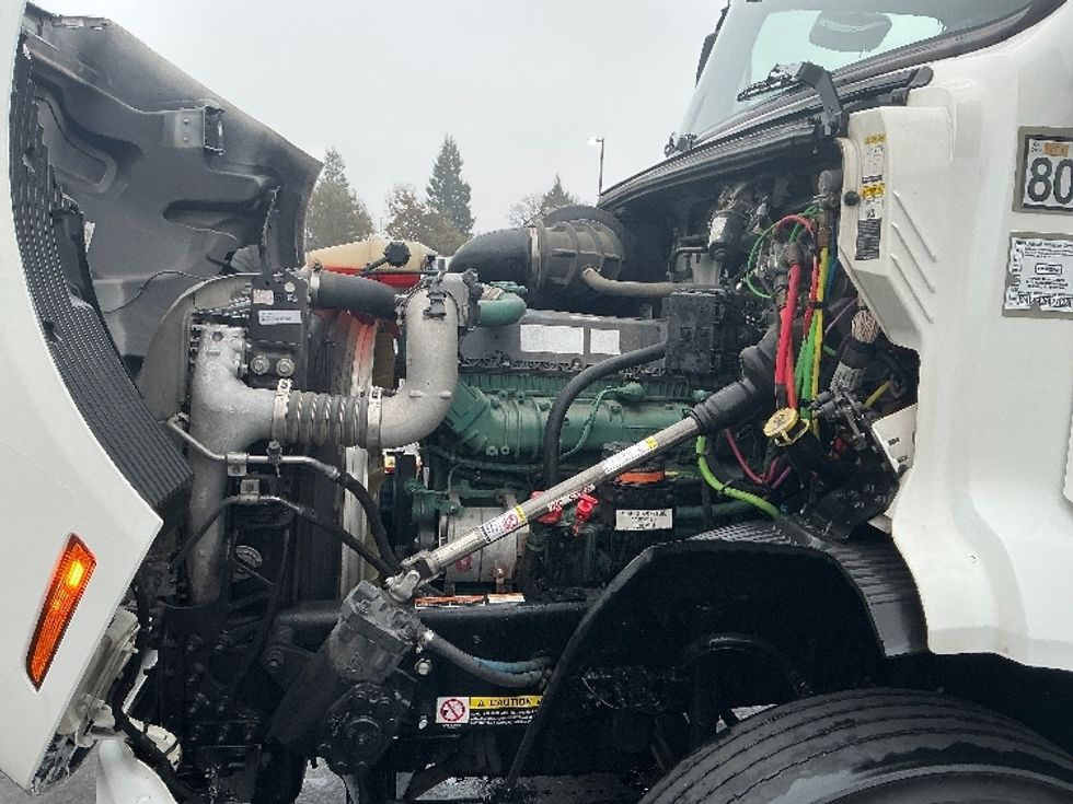 Day Cab Tractor-Heavy Duty Tractors-Volvo-2020-VNR64300-Sacramento-CA-562,635\n\t\tmiles-$ 32,750 - Image 16