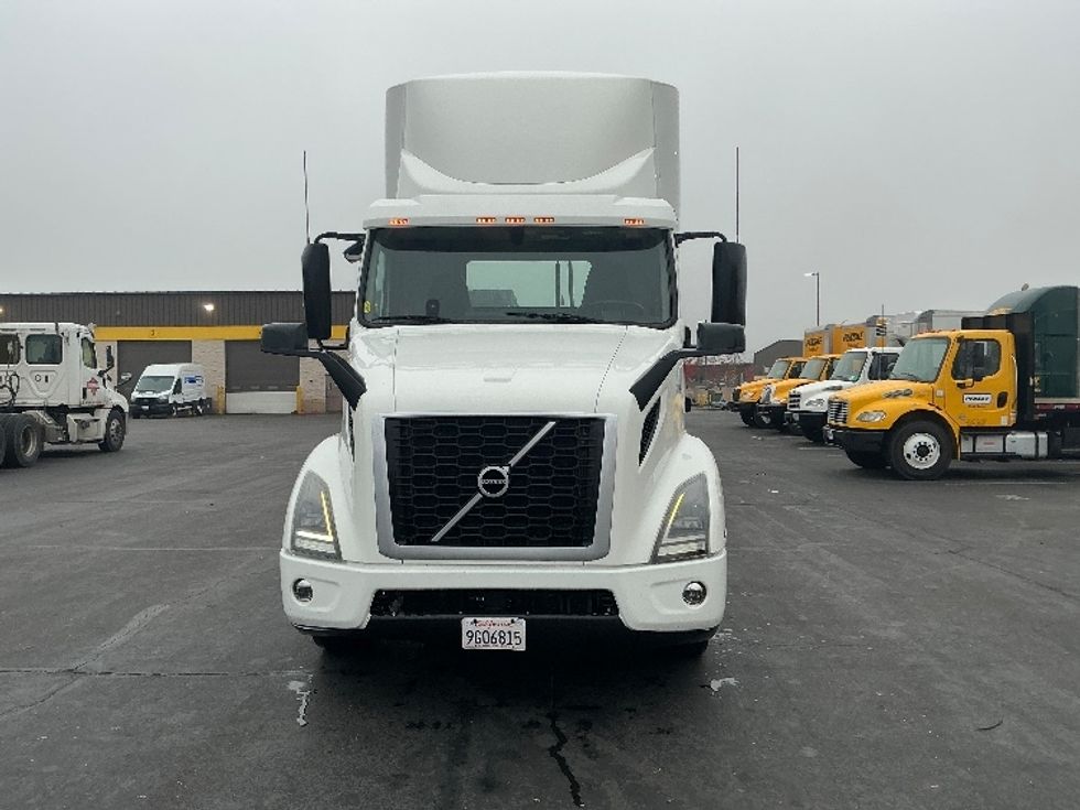 Day Cab Tractor-Heavy Duty Tractors-Volvo-2020-VNR64300-Sacramento-CA-562,635\n\t\tmiles-$ 32,750 - Image 2