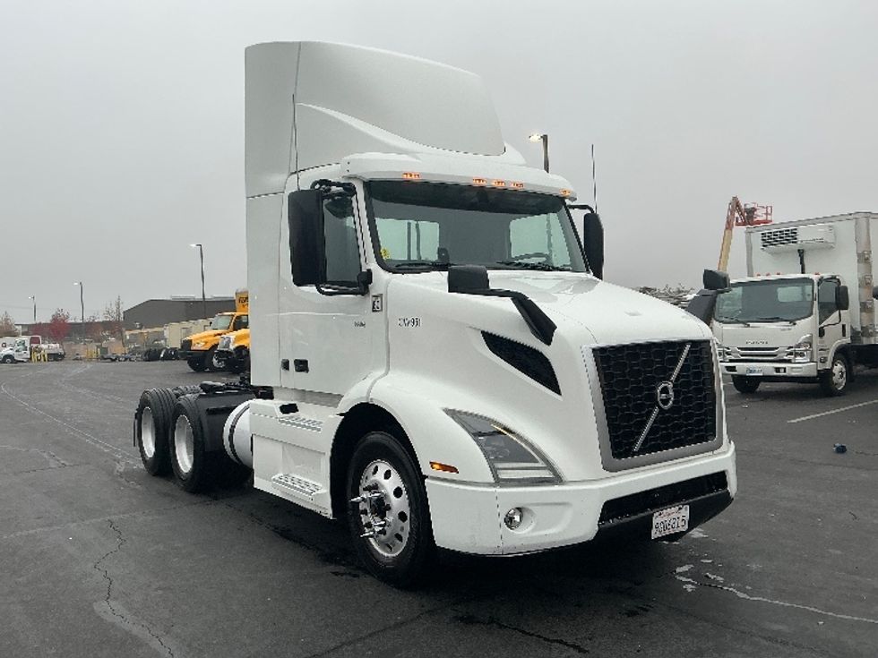 Day Cab Tractor-Heavy Duty Tractors-Volvo-2020-VNR64300-Sacramento-CA-562,635\n\t\tmiles-$ 32,750 - Image 3