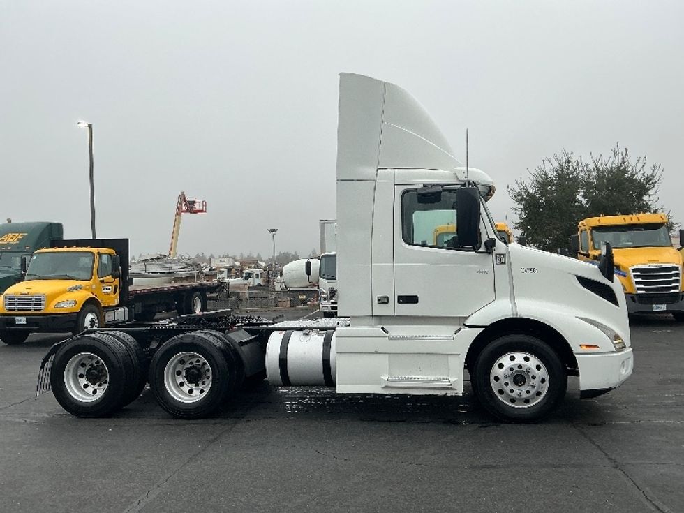 Day Cab Tractor-Heavy Duty Tractors-Volvo-2020-VNR64300-Sacramento-CA-562,635\n\t\tmiles-$ 32,750 - Image 4