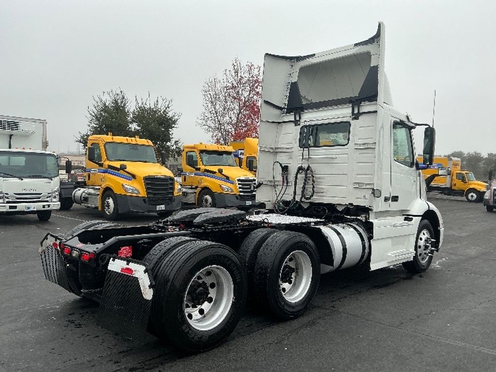 Day Cab Tractor-Heavy Duty Tractors-Volvo-2020-VNR64300-Sacramento-CA-562,635\n\t\tmiles-$ 32,750 - Image 5