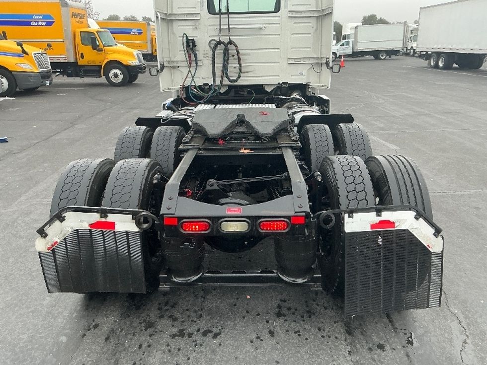 Day Cab Tractor-Heavy Duty Tractors-Volvo-2020-VNR64300-Sacramento-CA-562,635\n\t\tmiles-$ 32,750 - Image 6