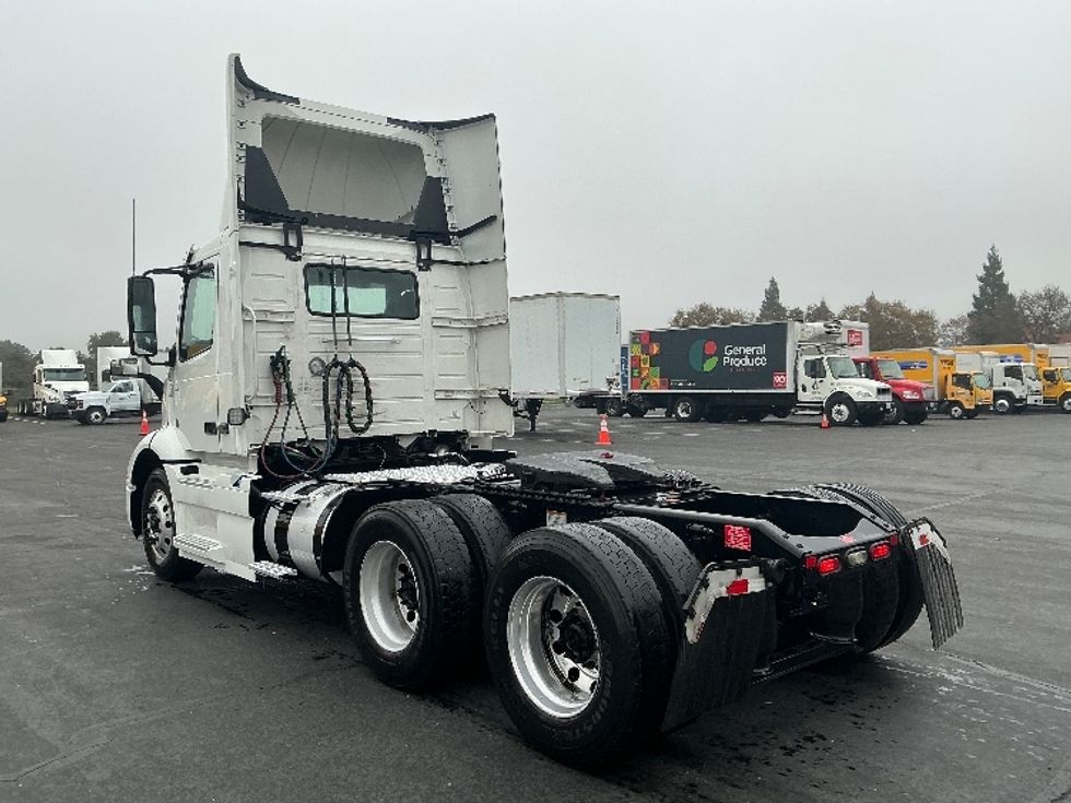 Day Cab Tractor-Heavy Duty Tractors-Volvo-2020-VNR64300-Sacramento-CA-562,635\n\t\tmiles-$ 32,750 - Image 7