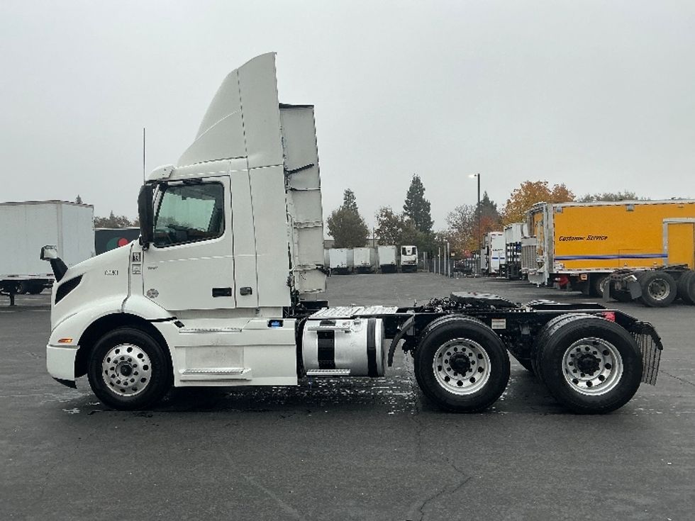 Day Cab Tractor-Heavy Duty Tractors-Volvo-2020-VNR64300-Sacramento-CA-562,635\n\t\tmiles-$ 32,750 - Image 8