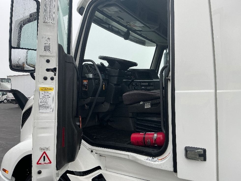 Day Cab Tractor-Heavy Duty Tractors-Volvo-2020-VNR64300-Sacramento-CA-562,635\n\t\tmiles-$ 32,750 - Image 9